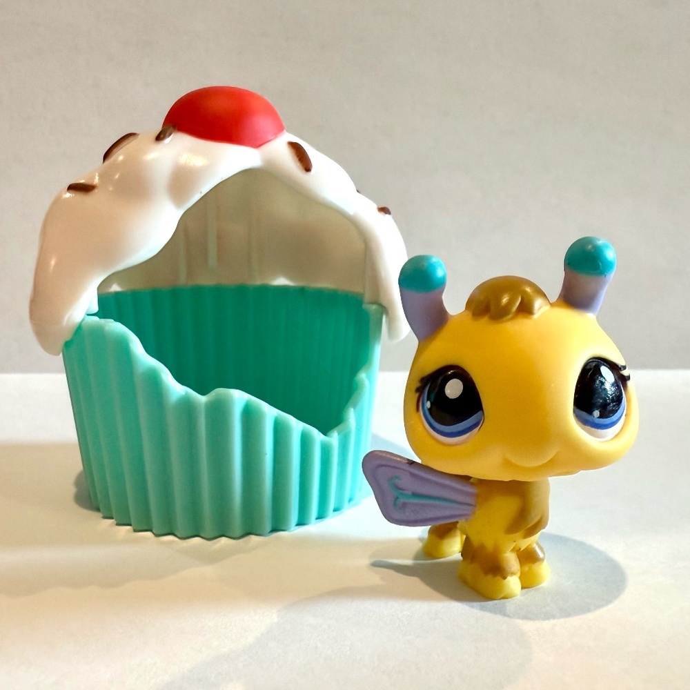 Littlest Pet Shop LPS 1308 Bee Valentine Globe Pack ~ AUTHENTIC
